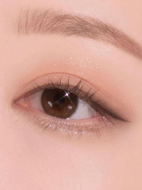 Korean eyeliner look tutorial Natural Makeup Eyeliner Look, Simple Asian Eye Makeup Natural, Minimal Korean Makeup, Natural Asian Eye Makeup, Cute Simple Eye Makeup Looks, Simple Asian Eye Makeup, Almond Eye Makeup Asian, Puppy Eyeliner Korean, Eye Makeup Brown Eyes Natural