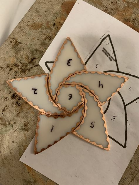 Delphi Glass Projects, Copper Foil Stained Glass Ideas, Stained Glass Christmas Ornaments Patterns, Small Easy Stained Glass Projects, Fused Glass Christmas Ornaments Patterns, Stained Glass Simple Patterns, Simple Stained Glass Pattern, Stained Glass Coasters, Stained Glass Gifts Ideas