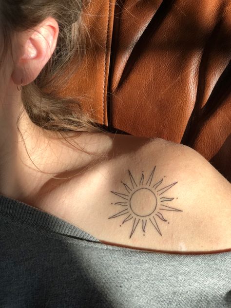 Sun Tattoo Chest Women, Sunshine Shoulder Tattoo, Simple Sun Tattoo Designs, Colored Sun Tattoo, Sun Tattoo Hand, Sun Tattoo Designs For Women Beautiful, Sun Shoulder Tattoos For Women, Sun On Shoulder Tattoo, Sun Tattoo Ideas For Women