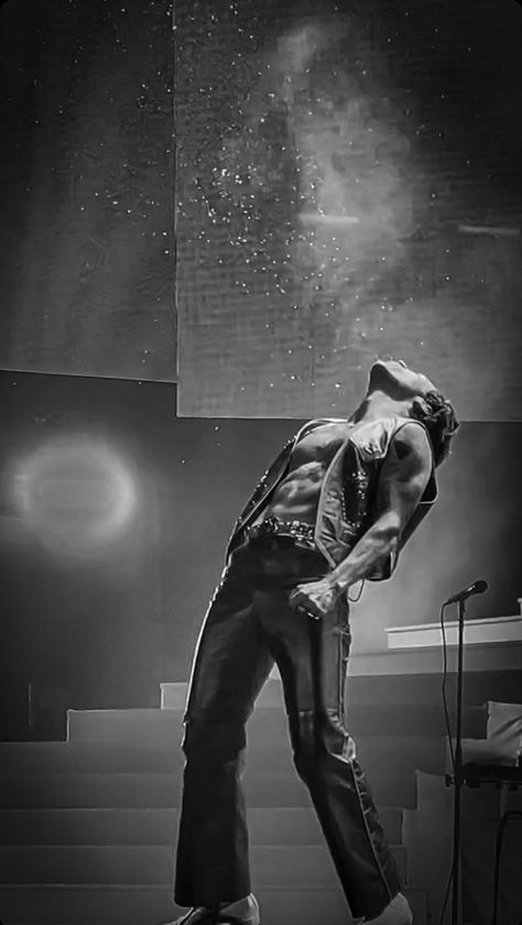 Harry Styles Muscles, Harry Styles Hot Pics, Harry Styles Lockscreen Aesthetic, Harry Cute, Harry Styles Wallpaper Lockscreen, Harry Styles Performing, Harry Styles Coachella, Harry Wallpaper, Songs Poster