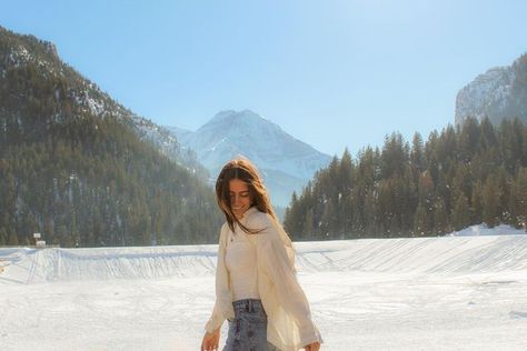 Winter Senior Photoshoot, Photo Ideas In Snow, Photo Shoot Ideas Winter, Cute Snow Pictures, Winter Senior Pictures Outfits, Winter Senior Photos, Halle Sandberg, Mission Photos, Winter Senior Pictures