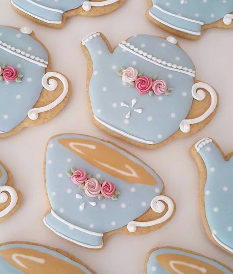 Clara Zipperling on Instagram: “One of my favourite cookie designs! ☕ #cookiedecorating #cookieart #eeeeeeats #onmytable #beautifulcuisines #backen #teaset #instacookie…” Decorated Biscuits, Tea Party Cookies, Tea Cup Cookies, Pot Cookies, Teapot Cookies, Tea Party Cake, Sugar Cookie Icing, Spring Cookies, Sugar Cookie Designs