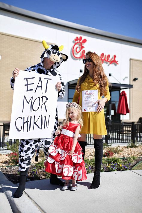 Family Chick-fil-A Costume Chick Fil A Costume, Cow Halloween Costume, Kids Outfits Daughters, Cow Outfits, Cow Costume, Halloween Express, Group Halloween Costumes, Trunk Or Treat, Family Costumes