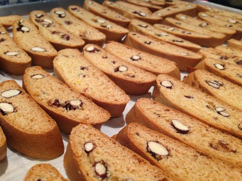 Honey Biscuit Recipe, Honey Biscuit, Traditional Christmas Baking, Honey Cookies Recipe, Italian Baking, Biscotti Recipes, Almond Biscotti Recipe, Italian Biscuits, Italian Almond Cookies