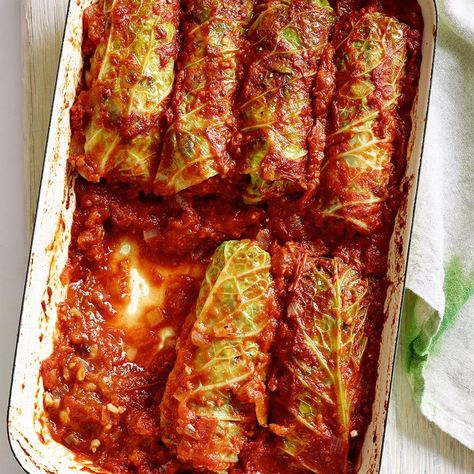 Though traditional stuffed cabbage recipes are made with meat, here Savoy cabbage leaves are stuffed with a combination of rice, mushrooms, onions, garlic and herbs for a healthy vegetarian stuffed cabbage recipe. Vegetarian Stuffed Cabbage, Cabbage Stuffed, Easy Stuffed Cabbage, Easy Tomato Sauce, Cabbage Rolls Recipe, Cabbage Recipe, Savoy Cabbage, Stuffed Cabbage, Dash Diet