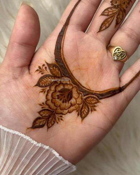 Swipe for #closeup 🥀Henna Artist: @hennabykarisma using @safinaadam henna cones in tip 0.38mm (*gifted) inspired by the @aysha.ketbi ↓ 𝗘𝗶𝗱 𝗮𝗹-𝗙𝗶𝘁𝗿 𝗕𝗼𝗼𝗸𝗶𝗻𝗴𝘀 𝗔𝘃𝗮𝗶𝗹𝗮𝗯𝗶𝗹𝗶𝘁𝘆 ❊ One available slot on Tue 9th: 14:00 𝗣𝗮𝗶𝗱 𝗗𝗲𝗽𝗼𝘀𝗶𝘁 = 𝗦𝗲𝗰𝘂𝗿𝗲𝗱 𝗦𝗹𝗼𝘁 Securing your place is as simple as paying the required deposit. 🥀 Get in touch with me on WhatsApp to secure your booking. Updated slots available on my “Eid” highlights. #hennabykarisma #mehndi #henna #naturalhenna #eidhennadesigns #floraltattoo #hen... Wedding Preparation Photos, Henna Inspired Tattoos, Henna Cones, Beautiful Henna Designs, Beautiful Casual Dresses, Natural Henna, Mehndi Designs For Beginners, Mehndi Designs For Fingers, Eid Al Fitr