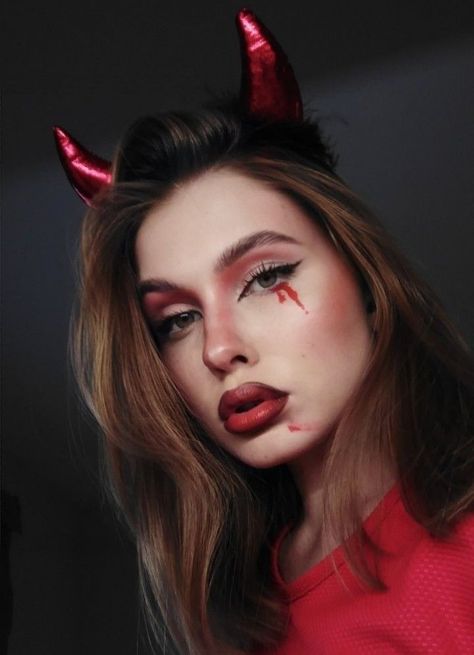 Devil Costume Hair Ideas, Halloween Devil Make Up, Easy Devil Makeup Halloween, Make Up Diabla, Diavolo Halloween Outfit, Devil Makeup Simple, Makeup Diable, Simple Devil Makeup Halloween, Makeup Diabla