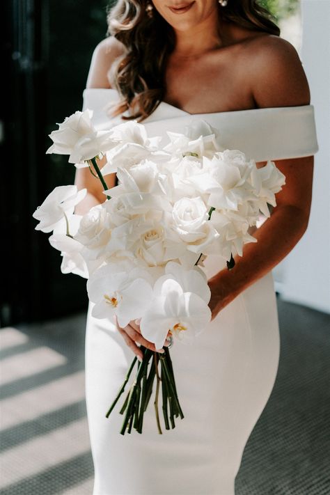 Monochromatic Wedding, Modern Wedding Bouquets, Wedding Flower Guide, Wedding Bouquets Bride, Bridal Bouquet Flowers, All White Wedding, Design Boards, White Bridal Bouquet, Bride Bouquet