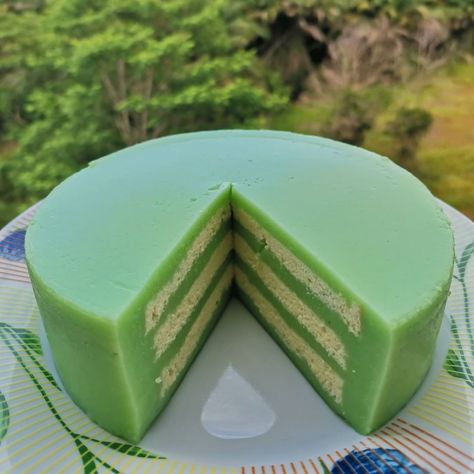 Pandan Layer Cake, Bolu Cake, Pandan Cake, Molten Cake, Cake Recipes At Home, Asian Cake, Coconut Pudding, Layer Cake Recipes, Tea Time Snacks