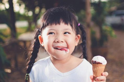 Ice Cream Alternative, Ice Cream Kids, Garlic Festival, Artisan Ice Cream, Girl Eating, Low Carb Ice Cream, Ice Cream Day, Ice Cream Brands, Keto Ice Cream