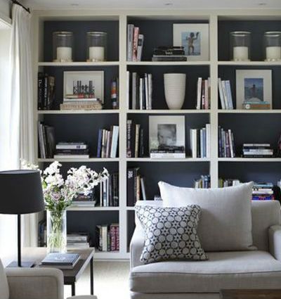 Dark Bookshelves, Lots Of Books, Bookshelves In Living Room, Storage Bathroom, Living Room Shelves, Room Shelves, A Living Room, Interior Trend, Front Room