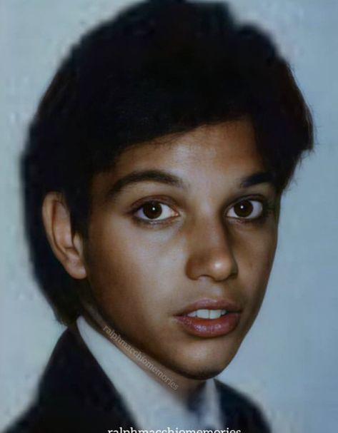 Ralph Macchio Rares, School Pictures Highschool, Young Ralph Macchio Wallpaper, Ralph Macchio Funny Pictures, Highschool Yearbook, Ralph Macchio In His 30s, Ralph Macchio Smiling, Funny Ralph Macchio Pictures, Benny From Sandlot