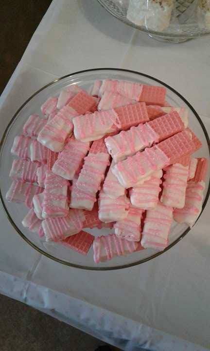 white chocolate dipped sugar wafers drizzled with pink cookie icing for baby girl shower Baby Shower Kuchen, Shower Snacks, Baby Shower Food For Girl, Baby Shower Girl Diy, Baby Shower Snacks, Girl Shower Themes, Pink Cookies, Baby Shower Treats, Elephant Baby Shower Theme