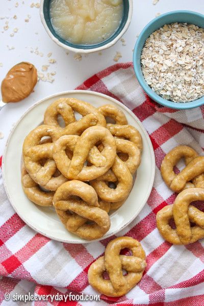 Dog Pretzels, Oats Dog Treats, Apple And Oats, Peanut Butter And Oats, Apple Oats, Apple Peanut Butter, Peanut Butter Apple, Dog Treats Homemade Easy, Dog Biscuit Recipes