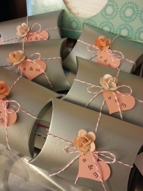 Pillow Box Packaging Ideas, Pillow Box Packaging, Diy Eid Gifts, Handmade Favors, Bracelet Packaging, Pillow Boxes, Bridal Favors, Pillow Crafts, Creative Flower Arrangements