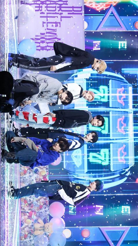 Enhypen Microphone, Enhypen Stage, Iphone Wallpaper Cat, Fandom Kpop, Kpop Idol, Desktop Wallpaper, Stray Kids, Iphone Wallpaper, Bts