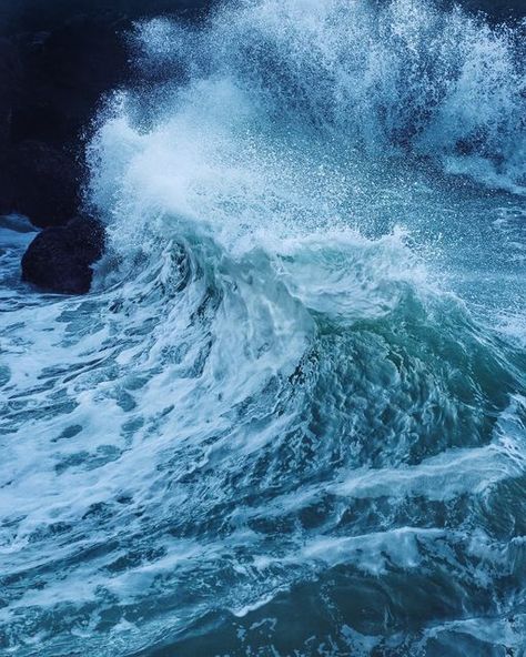 Jamie 🤟🏳️‍🌈🍄🌊 on Instagram: "Waves of gratitude from a rocky coastline 💙🌊💙 This is one of my older shots, from a King Tide set in Jan 2018. I posted it as a background in a story recently and had an influx of folks asking about it. For the last few years I called it "Rogue Wave", but these days it feels less spontaneous/chaotic, and much more driven, focused, and powerful...definitely need to consider a new name... 💙🌲🌊 📍on stolen Siletz and Alsi land *PS-Both the Pacific Coast and Fo Coast Background, Yachats Oregon, Rocky Coastline, Rogue Wave, Rocky Coast, Waves Photography, Tidal Wave, A King, Pacific Coast