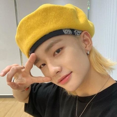 Hyunjin Icons, Straykids Hyunjin, Best Icons, I Really Love You, Color Sorting, Korean Aesthetic, Bts Aesthetic Pictures, Yellow Aesthetic, Beach Bunny