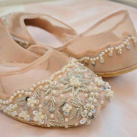 Khussa Designs, Pakistani Khussa, How To Make A Ruffle, Pakistani Shoes, Bridal Sandals Heels, Indian Shoes, Pretty Sandals, Punjabi Jutti, Shoes Heels Classy