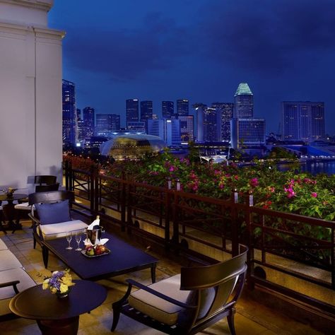 🇸🇬 High Society Soirée in the Lion City ⚜️ #FullertonLiving Forget the poolside cabanas! The only address for the truly discerning in Singapore is The Fullerton Hotel's crown jewel - the Fullerton Suite.💎 Perched on the very highest floor, your private sanctuary unfolds, a symphony of space and elegance. 🎻 A sprawling living area awaits, perfect for intimate gatherings but the real star? The expansive outdoor terrace, complete with a sheltered pavilion. Soirees bathed in the golden glow of... Fullerton Hotel, Poolside Cabana, Outdoor Terrace, Real Star, Golden Glow, High Society, The Lion, The Golden, Living Area