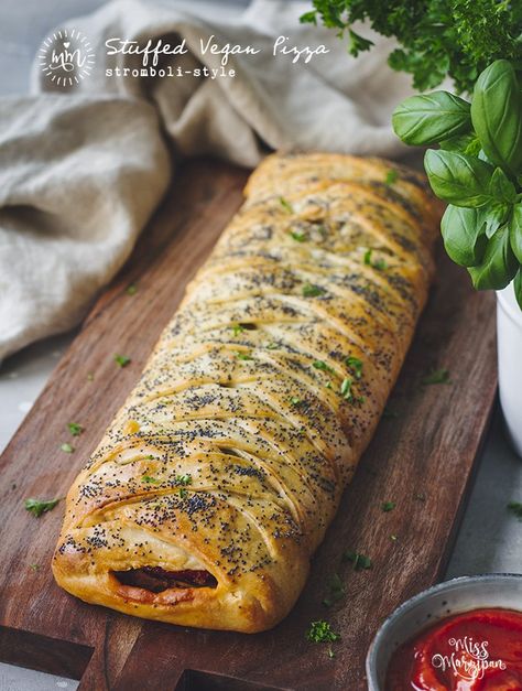 VEGAN STUFFED PIZZA – an easy stromboli recipe Stromboli Recipe Vegetarian, Stromboli Vegetarian, Vegan Stromboli Recipe, Vegetarian Stromboli Recipe, Vegetarian Stromboli, Vegan Stromboli, Veggie Stromboli, Vegan Entertaining, Healthy Pizzas