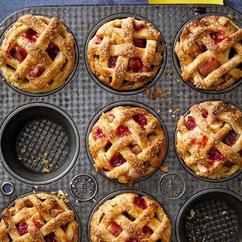 Serve these mini pies for an after-dinner treat or at your next cookout. Pie Hacks, Campfire Desserts, Fall Dinner Party, Raspberry Pie, Raspberry Recipes, Apple Dessert Recipes, Dinner Party Menu, Homemade Apple Pies, Mini Pies