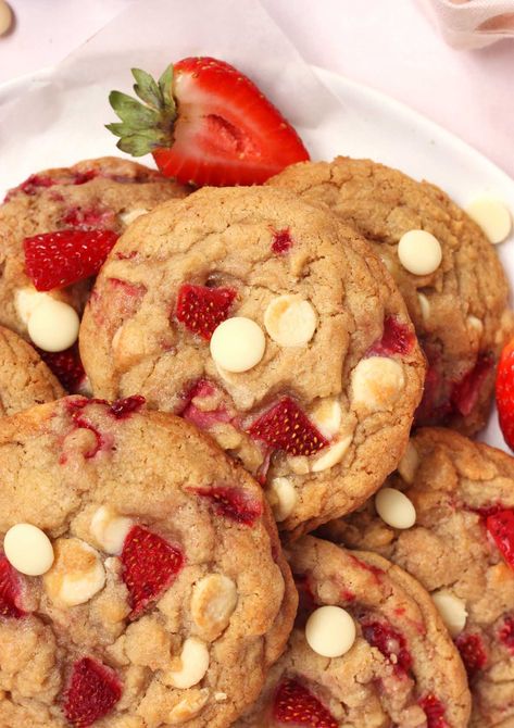 FRESH Strawberries & Cream Cookies - Scientifically Sweet Fresh Strawberry Cookies, Strawberry Cookie Recipes, Strawberry Muffins Easy, Strawberry Shortcake Cheesecake Bars, Strawberry Cookie Recipe, Scientifically Sweet, Lemon Blueberry Cookies, Strawberry Chocolate Chip Cookies, Strawberry Stuff