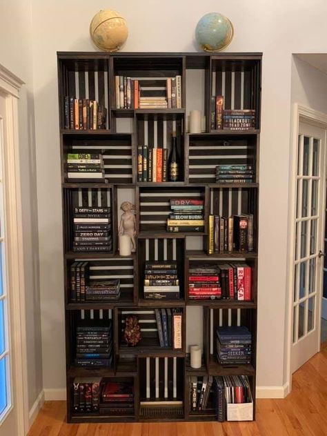 Bookshelf Out Of Crates, Wooden Crate Ideas Home Decor, Palette Bookshelf, Book Storage Ideas For Small Spaces, Wood Crate Bookshelf, Wooden Crate Bookshelf, Diy Crate Bookshelf, Diy Bookshelf Wall, Crate Wall