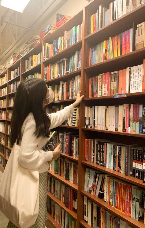 Perpustakaan Date, Aesthetic Library Pictures, Perpustakaan Aesthetic, Library Girl, Library Pictures, Independent Girls, Library Aesthetic, Girly Girl Outfits, Instagram Inspiration Posts