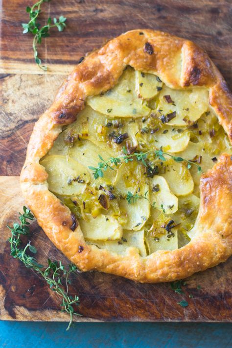 Leek Galette, French Galette, Vegetarian Tart, Romantic Recipes, Mushroom Lady, Leek Tart, French Soup, Savory Tart, French Table