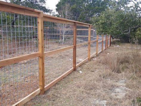 6 foot 3 rail cattle panel with wire attached from behind Cattle Panel Fence Diy, Hog Panel Fencing, Cattle Fencing, Livestock Fencing, Diy Fence Ideas Cheap, Cattle Panel Fence, Cattle Fence, Hog Wire Fence, Goat Fence