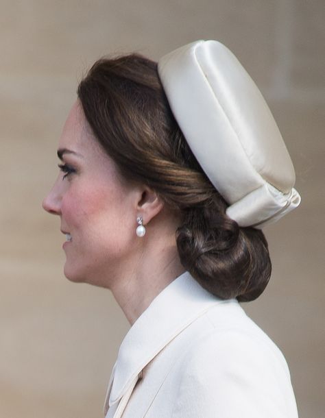 The Back of Kate Middleton's Easter Hat Is All You Need to See Style Kate Middleton, Kate Middleton Hats, Duchesse Kate, Looks Kate Middleton, Duchesse Catherine, Princess Katherine, Catherine Walker, Catherine Elizabeth Middleton, Catherine Middleton