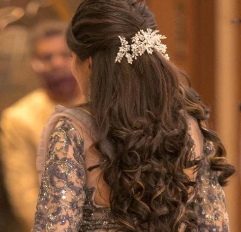 Pelli Jada, Baby Shower Hairstyles, Apartment Elevation, Mother Of The Groom Hairstyles, Hairstyles For Indian Wedding, Bridal Hairdo, Guest Hair, Long Silky Hair, Bridal Hair Buns