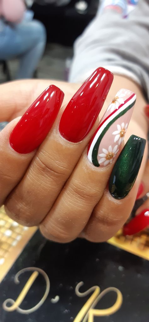 Uñas mexicanas Mexican Flag Nails Designs, Cute Mexican Nails, Mexican Independence Day Nails, Mexico Flag Nails, Septiembre Nails, Mexico Inspired Nails, Mexican Nails, Uñas Ideas, Flag Nails