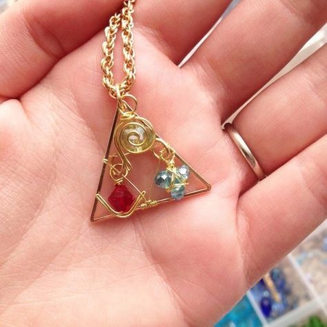 Legend of Zelda Spiritual Stones and Triforce Necklace Zelda Spiritual Stones, Zelda Wedding, Nerdy Jewelry, Legend Of Zelda Memes, Thick Gold Chain, Arrow Earrings, Crystal Crafts, The Legend Of Zelda, Pendant Bracelet