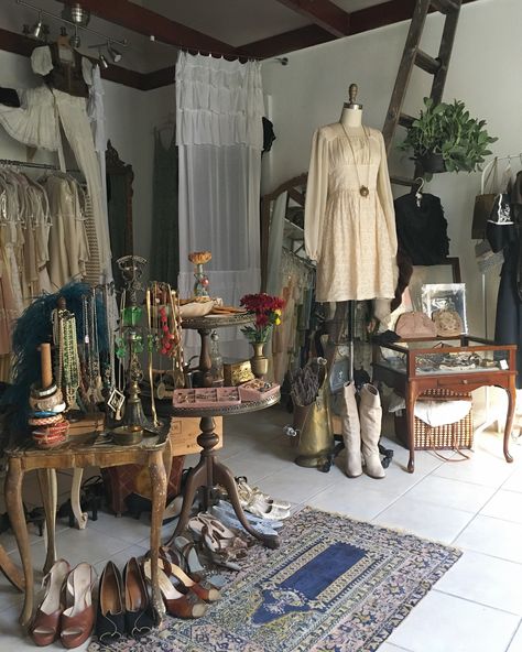 Garage Boutique, Vintage Clothing Display, Vintage Store Ideas, Vintage Shop Display, Boutique Store Displays, Booth Setup, Flea Market Booth, Shop Display Ideas, Vintage Booth