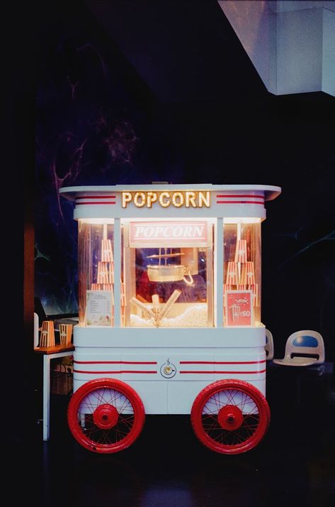 Cart Aesthetic, Jelly Store, Carnival Images, Cinema Popcorn, Popcorn Cart, Popcorn Shop, Free Popcorn, Nyc Holidays, Handbag Display