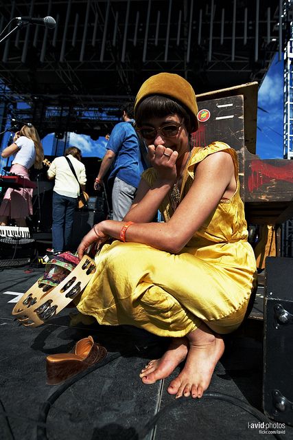 Jade Castrinos. I LOVE EVERYTHING about her (including all her outfits) Edward Sharpe And The Magnetic Zeros, Edward Sharpe, Her Outfits, Female Musicians, Band Photos, Event Outfit, Artist Life, Aesthetic Videos, Yellow Dress