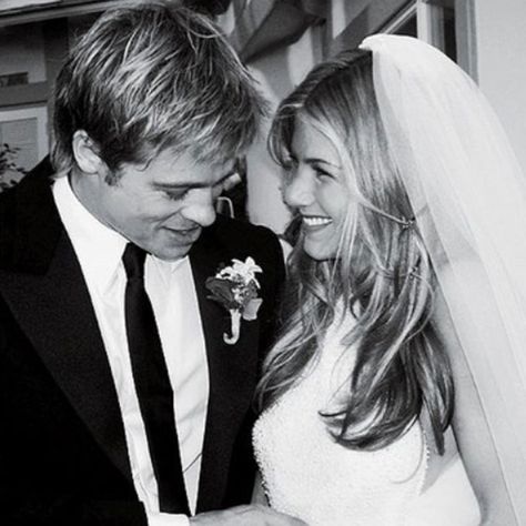 Jennifer Aniston & Brad Pitt (2000) Jennifer Aniston Wedding Dress, Jennifer Aniston Wedding, Brad And Jennifer, Celebrity Wedding Gowns, Brad Pitt And Jennifer, Brad And Jen, Celebrity Wedding Photos, Celebrity Bride, Jenifer Aniston