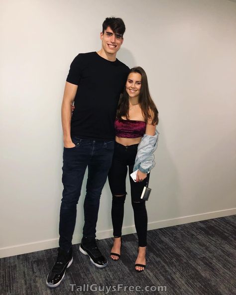 Girlfriend Halloween Costumes, Short Girlfriend Tall Boyfriend Couples, Drawing Cute Couple, Same Height Couples, Tall Boy Short Girl, Halloween Costumes Couple, Tall Boyfriend Short Girlfriend, Short Girlfriend