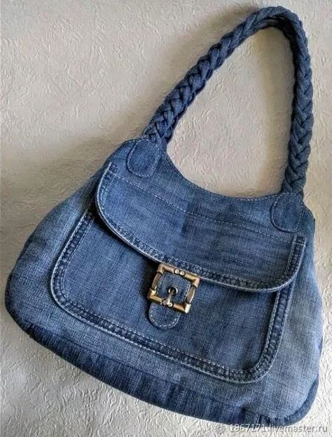 Calças de jeans velhas virando bolsas estilosas - recicle, reuse, refaça! Crochet Bag For Beginners, Jeans Bag Diy, Diy Jean Bag, Diy Bags Jeans, Tas Denim, Canvas Bag Design, Slouchy Bag, Diy Bags Patterns, Denim Handbags