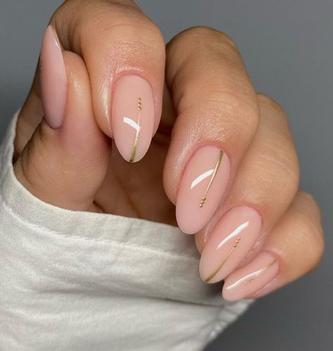 Gold Cute Nails, Nail Art On Nude Nails, Subtle Almond Nail Designs, Nail Inspo Wedding, Simple Accent Nail, Nails With Nude Base, Perfect Nude Nails, Cute Nude Nails With Design, Nails With Pink