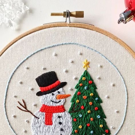 Snow Globe Embroidery, Snowman Embroidery Patterns, Embroidery Snowman, Embroidered Snowman, Snowman Embroidery, Christmas Pic, Embroidery Winter, Embroidery Ornaments, Festive Crafts