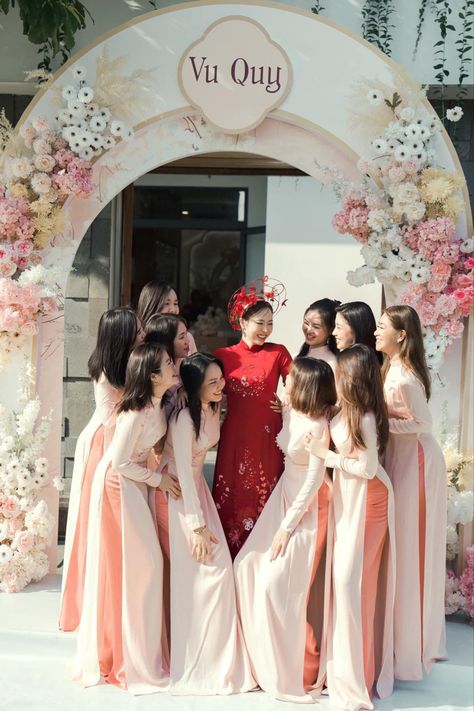 Traditional Vietnamese Wedding, Tea Ceremony Wedding, Ao Dai Wedding, Tea Ceremony Dress, Wedding Group Photos, Wedding Theme Color Schemes, Qipao Wedding, Bridal Party Poses, Vietnamese Wedding