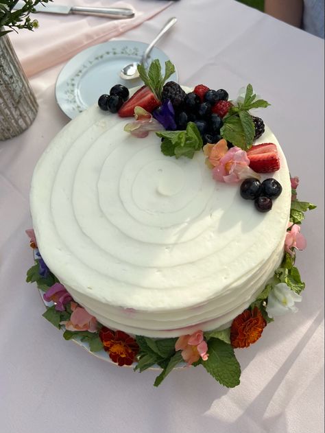 Secret Garden Graduation Party, Graduation Party Ideas Cake, Floral Grad Cake, Garden Party 18th Birthday, Graduation Garden Party Ideas, Grad Party Flower Theme, Garden Party Grad Party, Grad Party Cake Ideas, Garden Party Cake Ideas