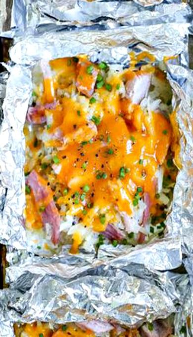 Ham and Cheese Hashbrown Foil Packets Ham Foil Packets, Tin Foil Meals, Foil Meals, Tin Foil Dinners, Foil Packet Dinners, Frozen Hashbrowns, Camping Menu, Grilling Ideas, Foil Pack Meals