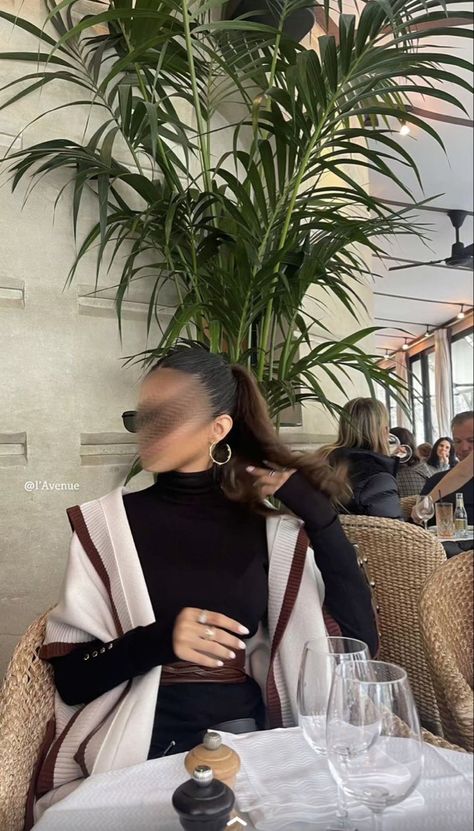 Spring Restaurant, Restaurant Outfit, Fashion Profile, Outfit Informal, Female Clothes Outfits, Outing Outfit, Stylish Winter Outfits, Luxury Table, Cold Outfits