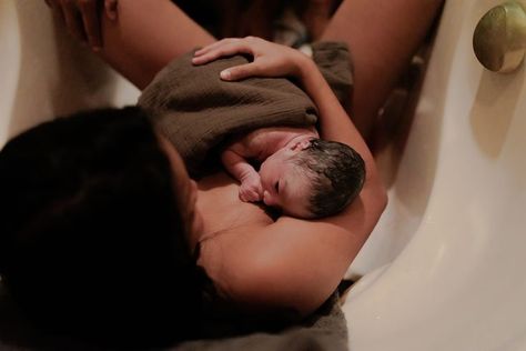 mom holding newborn in bath tub after water birth at home Home Birth Photography, Birth At Home, Magical Water, Water Birth, Birth Photographer, Hawaii Homes, Birth Photography, Home Birth, Photography Pricing