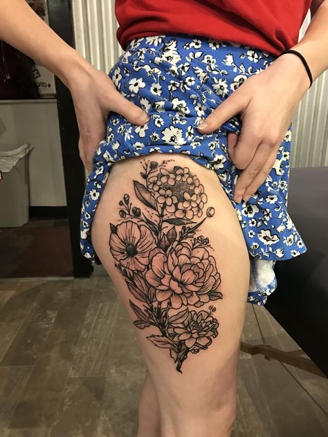 Floral thigh tattoo done by Jacob Brentzel at Evolved Body Art in Columbus, Ohio. Peony, Dahlia, Poppy, Hydrangea, baby's breath. Tattoo Thigh Sleeve, Thigh Sleeve, Floral Thigh Tattoos, Tattoo Thigh, Flower Tattoo Sleeve, 1 Tattoo, Music Tattoos, Lotus Flowers, Tattoo Sleeve Designs