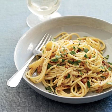 Spaghetti with Anchovy Carbonara Fast Pasta Recipes, Italian Main Dishes, Italian Seafood Recipes, Seafood Pasta Recipes, Carbonara Recipe, Italian Pasta Recipes, Risotto Recipes, Seafood Pasta, Spaghetti Pasta